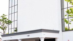 Un edificio con un grande cartello sopra l'ingresso che riporta la scritta "The Banc".