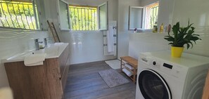 Dusche, Haartrockner, Handtücher, Seife