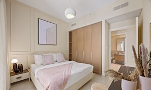 1 bedroom, Egyptian cotton sheets, premium bedding - WYZ RENT|Pink Panther Soft Glam 1BR in Surf 2 (Dubai)