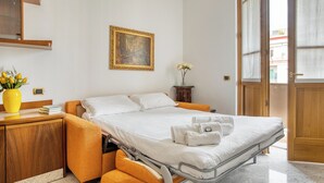 Una camera da letto con un letto, un comodino e una finestra.
