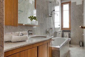 Comfort Apartment, City View | Bathroom - JOIVY Captivating flat with balcony (Milan)