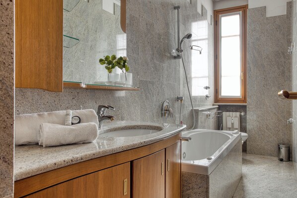 Comfort Apartment, City View | Bathroom - JOIVY Captivating flat with balcony (Milan)