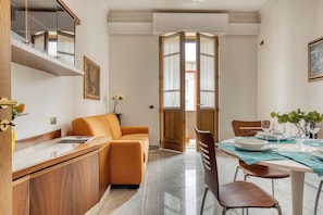 Appartement Confort, vue ville | Coin séjour | Télévision LED de 32 pouces avec chaînes numériques
