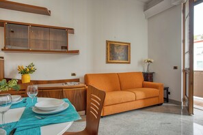 Comfort Apartment, City View | Living area | 32-inch LED TV with digital channels - JOIVY Captivating flat with balcony (Milan)