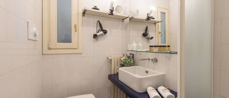 Dusche, kostenlose Toilettenartikel, Haartrockner, Bidet