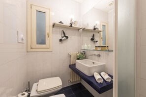 Dusj, toalettartikler (inkludert), hårføner og bidé