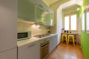 Frigorífic, microones, forn i placa de cuina 