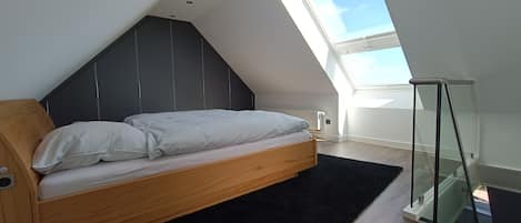 1 bedroom, desk, free WiFi, bed sheets