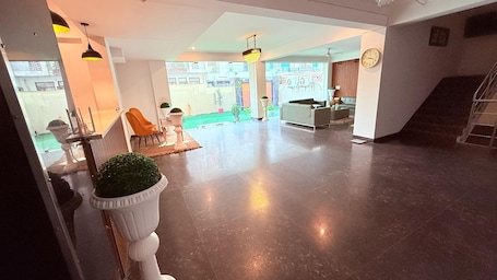 Vista frontal de la propiedad