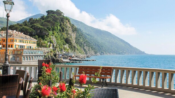 A coastal view with a mountain, a bench, and a railing. - Gorgeous apartment in Camogli with WiFi (Camogli)