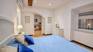 A bedroom with a large bed, a dresser, and a window. - Gorgeous apartment in Camogli with WiFi (Camogli)