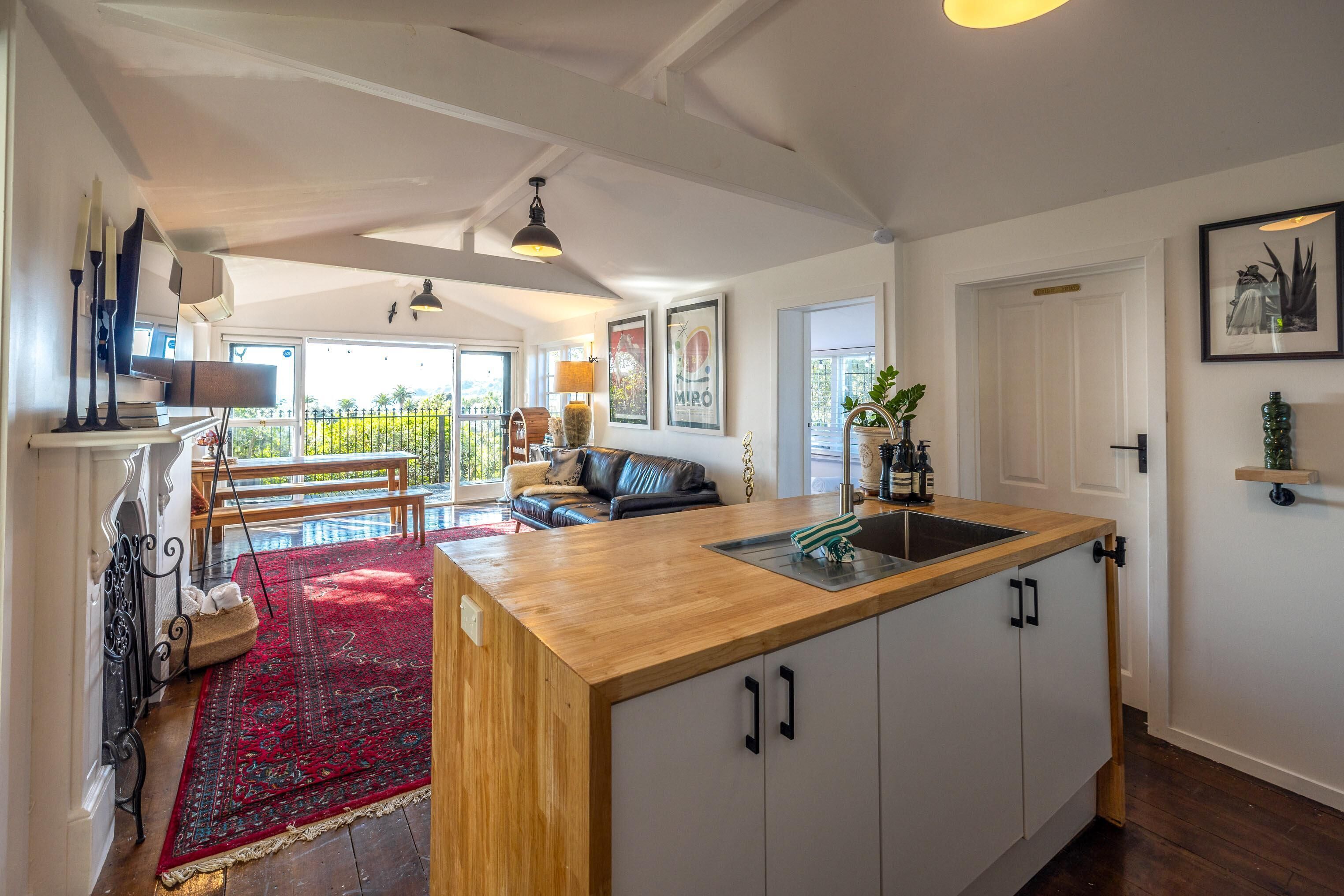 La Casa Al Mare - La Casa Al Mare Is A Restored 1930s Cottage With Stunning Sea Views Over Onetangi Beach. It Features Timber Floors, Wifi, Smart Tv, And A Full Kitchen. Sleeps 5 Across 3 Bedrooms, Including A Separate Sleepout. Enjoy Sunny Decks, Op - Waiheke Island
