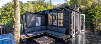 La Casa Al Mare - La Casa Al Mare is a restored 1930s cottage with stunning sea views over Onetangi Beach. It features timber floors, WiFi, Smart TV, and a full kitchen. Sleeps 5 across 3 bedrooms, including a separate sleepout. Enjoy sunny decks, op