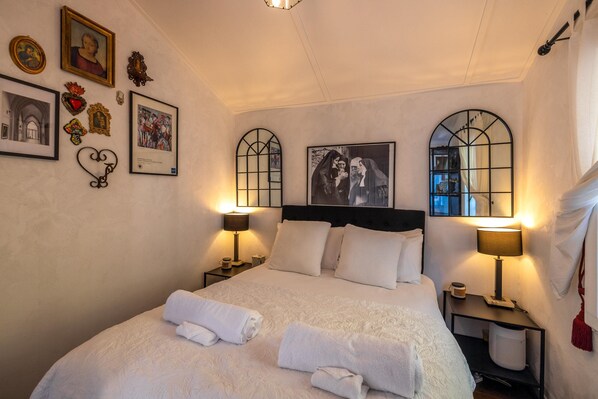 3 bedrooms, WiFi - La Casa Al Mare - La Casa Al Mare is a restored 1930s cottage with stunning sea views over Onetangi Beach. It features timber floors, WiFi, Smart TV, and a full kitchen. Sleeps 5 across 3 bedrooms, including a separate sleepout. Enjoy sunny decks, op (Waiheke Island)