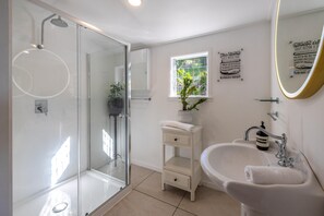 Bathroom - La Casa Al Mare - La Casa Al Mare is a restored 1930s cottage with stunning sea views over Onetangi Beach. It features timber floors, WiFi, Smart TV, and a full kitchen. Sleeps 5 across 3 bedrooms, including a separate sleepout. Enjoy sunny decks, op (Waiheke Island)