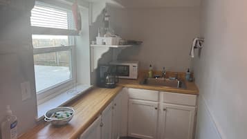 Réfrigérateur, micro-ondes, cafetière/bouilloire, grille-pain