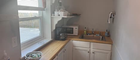 Frigorífico, microondas, cafetera o tetera y tostadora