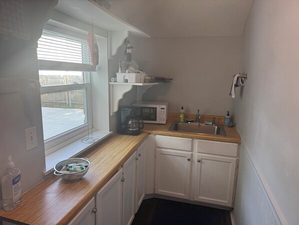 Kjøleskap, mikrobølgeovn, kaffetrakter/tekoker og brødrister