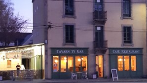 A building with two storefronts, one labeled "TAVARN TY GAR" and the other "CAFÉ RESTAURANT". - TAVARN TY GAR (Hennebont)