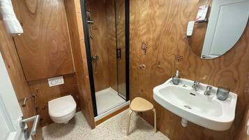 Apartment | Bathroom | Shower, hair dryer, towels, soap