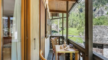 Family Apartment, Multiple Bedrooms, 2 Bathrooms, Mountainside (Casa Andy 2 Val Lavizzara) | Outdoor dining