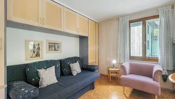 Familienapartment, Mehrere Schlafzimmer, 2 Bäder, Bergseite (Casa Andy 2 Val Lavizzara) | Wohnbereich