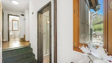 Familienapartment, Mehrere Schlafzimmer, 2 Bäder, Bergseite (Casa Andy 2 Val Lavizzara) | Innenbereich