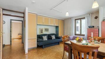 Familienapartment, Mehrere Schlafzimmer, 2 Bäder, Bergseite (Casa Andy 2 Val Lavizzara) | Wohnbereich
