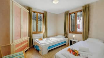 Family Apartment, Multiple Bedrooms, 2 Bathrooms, Mountainside (Casa Andy 2 Val Lavizzara) | 2 bedrooms, bed sheets