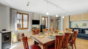 Family Apartment, Multiple Bedrooms, 2 Bathrooms, Mountainside (Casa Andy 2 Val Lavizzara) | Dining