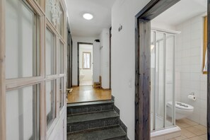 Family Apartment, Multiple Bedrooms, 2 Bathrooms, Mountainside (Casa Andy 2 Val Lavizzara) | Bathroom | Shower, hair dryer, towels, soap - Casa Andy 2 Val Lavizzara (Lavizzara)