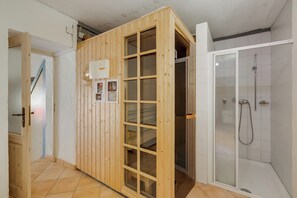 淋浴设施、吹风机、毛巾、肥皂