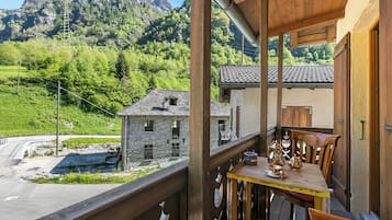 Familienapartment, Mehrere Schlafzimmer, 2 Bäder, Bergseite (Casa Andy 2 Val Lavizzara) | Unterkunftsgelände