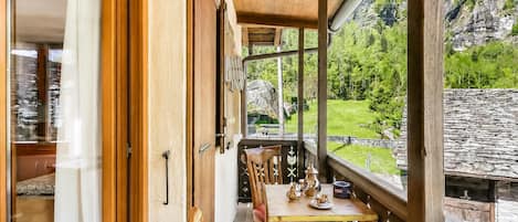 Familienapartment, 1 Schlafzimmer, 2 Bäder, Bergseite (Casa Andy 1 Val Lavizzara with Views) | Balkon