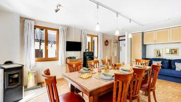 Familielejlighed - 1 soveværelse - 2 badeværelser - ved bjerg (Casa Andy 1 Val Lavizzara with Views) | Spiseområde