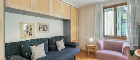 Appartement Familial, plusieurs chambres, 2 salles de bains (Casa Andy 1 Val Lavizzara) | Coin séjour | Télévision à écran plat de 21 pouces avec chaßnes numériques