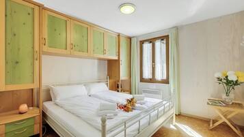 Căn hộ dành cho gia đình, nhiều phòng ngủ, 2 phòng tắm, cạnh núi (Casa Andy 1 Val Lavizzara) | 1 phòng ngủ, bộ trải giường
