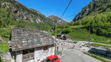 Familienapartment, Mehrere Schlafzimmer, 2 Bäder, Bergseite (Casa Andy 1 Val Lavizzara) | Aussenbereich