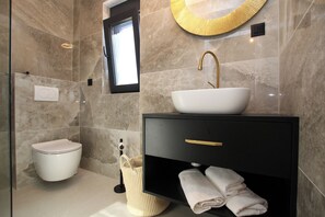 Suihku, hiustenkuivaaja, pyyhkeet, vessapaperi