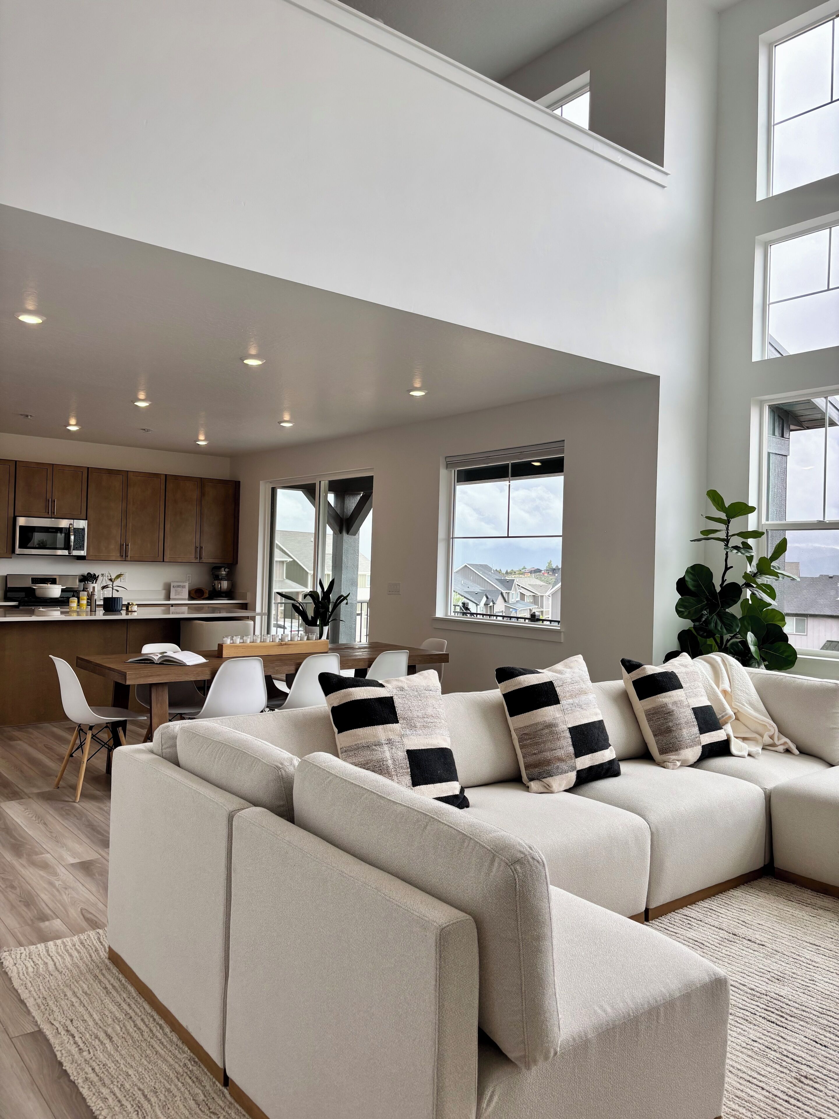 Smart-TV, Kamin, Bücher