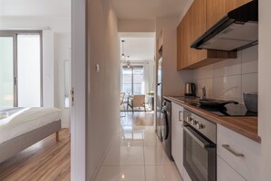Moonlight | Private kitchen | Microwave, stovetop, coffee/tea maker, electric kettle - Pauhad 3 - Larnaca Studios & Apts (Larnaca)