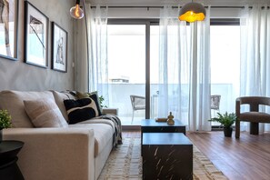 Luna | Living area | 43-inch Smart TV with digital channels, streaming services - Pauhad 3 - Larnaca Studios & Apts (Larnaca)