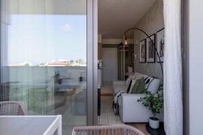 Luna | Living area | 43-inch Smart TV with digital channels, streaming services - Pauhad 3 - Larnaca Studios & Apts (Larnaca)