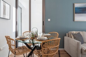 Moonlight | In-room dining - Pauhad 3 - Larnaca Studios & Apts (Larnaca)
