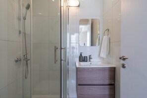 Shower, rainfall showerhead, hair dryer, towels - Pauhad 3 - Larnaca Studios & Apts (Larnaca)
