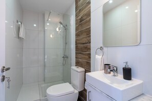 Livia | Bathroom | Shower, rainfall showerhead, hair dryer, towels - Pauhad 3 - Larnaca Studios & Apts (Larnaca)