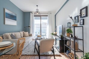 Departamento | Sala de estar | Smart TV de 43 pulgadas con canales digitales y servicios de streaming 