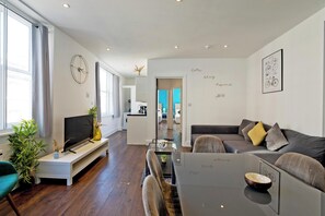 Appartement, 2 slaapkamers | Woonruimte | Flatscreentelevisie