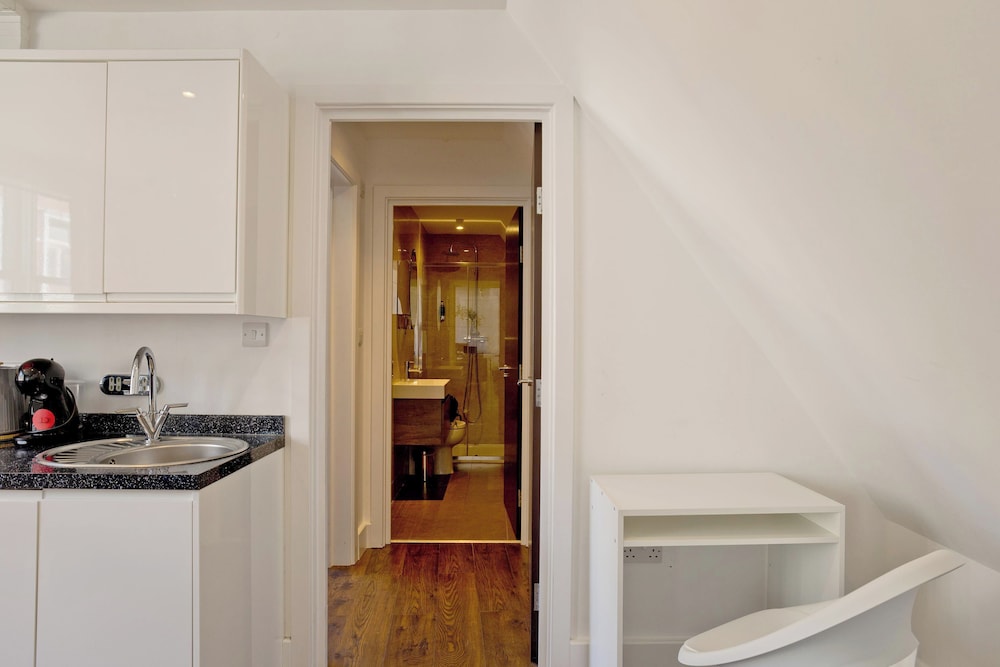 Imperial Middlesex Street Apartments photo 7