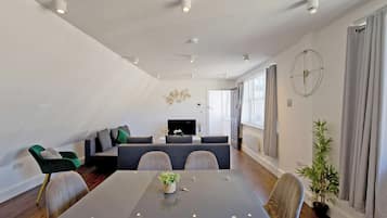 Apartment, 1 Schlafzimmer | Wohnbereich | Flachbildfernseher